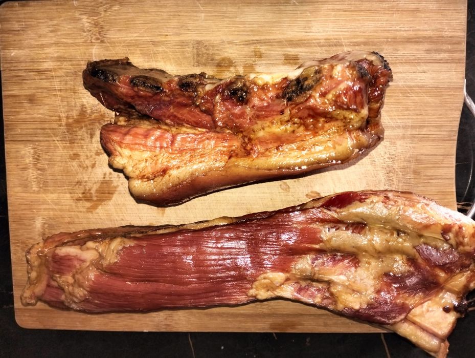 Грудинка , рулеты  и рёбра горячего копчения .