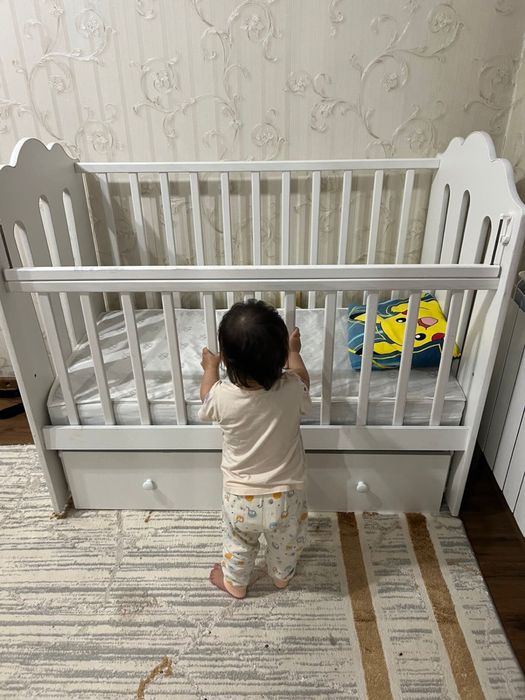 Детская кровать с маятником