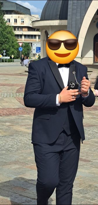 Официален костюм