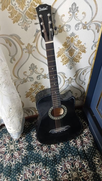 Gitara  sotiladi