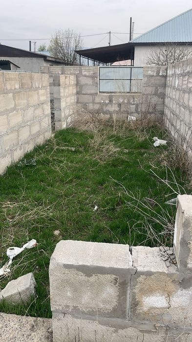 Продам участок 8 соток,с недостроенным домом .