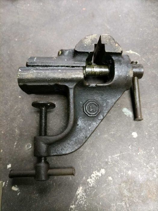 Продам тиски маленькие