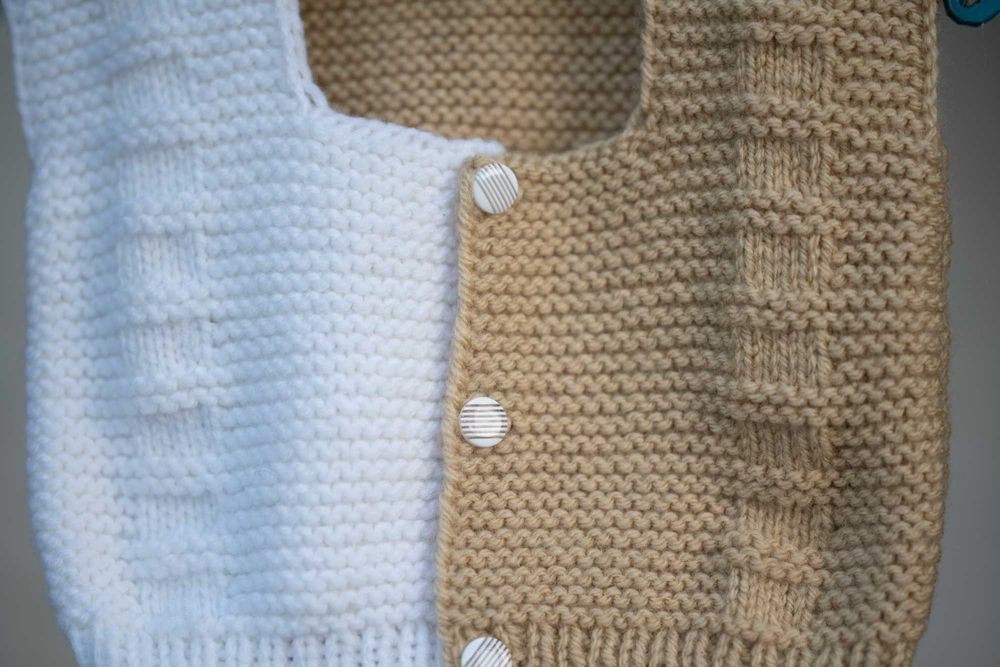 Ръчно плетени детски дрешки.