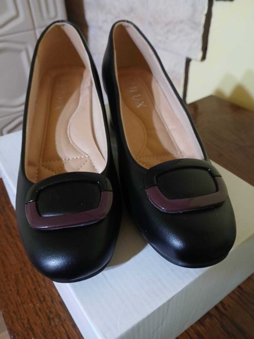 vând  pantofi eleganți