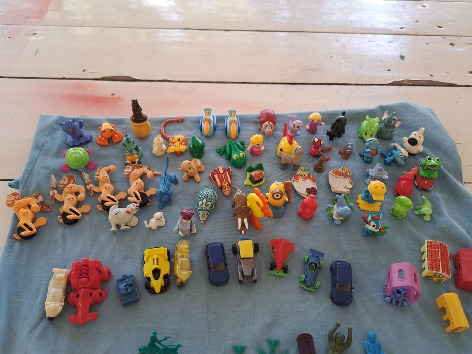 Игрушки от Киндер сюрприза. Маленькие машинки и вертолёты