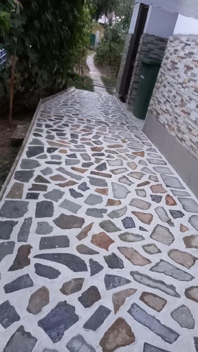 Gazon rulou și piatra naturala