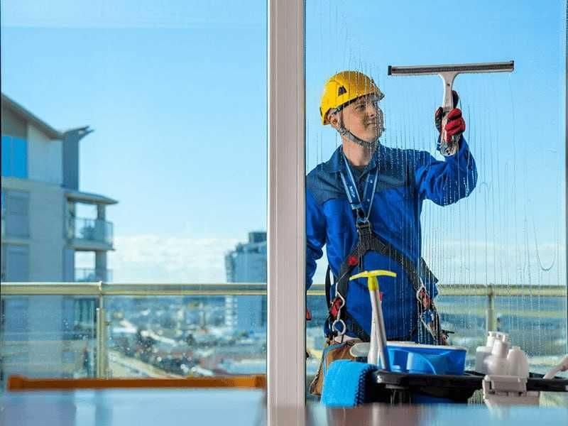 Fasadlar, oynalar va vitrajlarni sifatli yuvish xizmatlari.