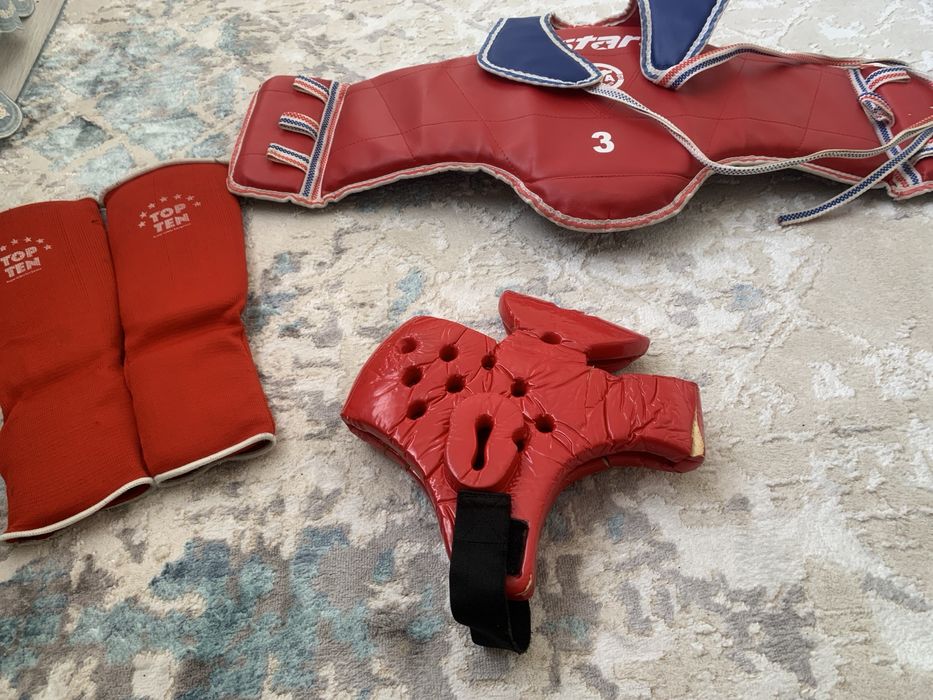 Продам протектор для таеквондо шлем для ног и перчатка