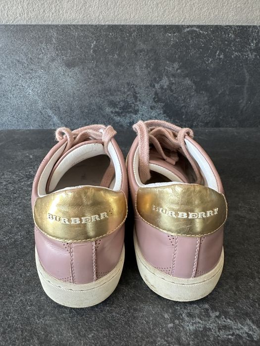 Оригинални маратонки Burberry – розови със златен акцент
