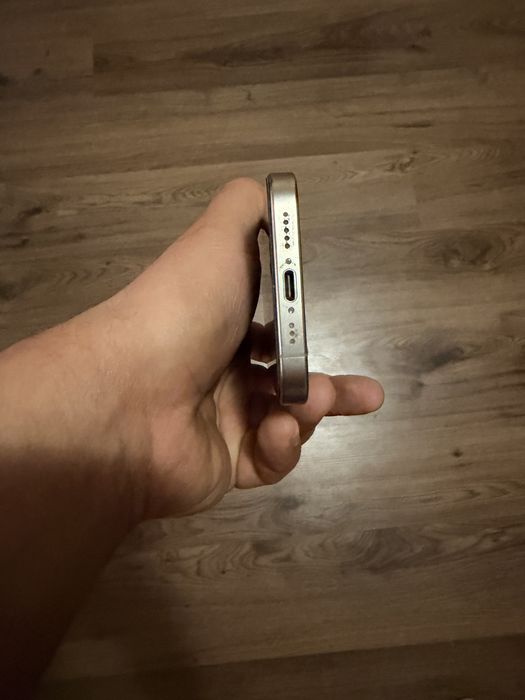 Продавам Iphone 15 pro 256gb