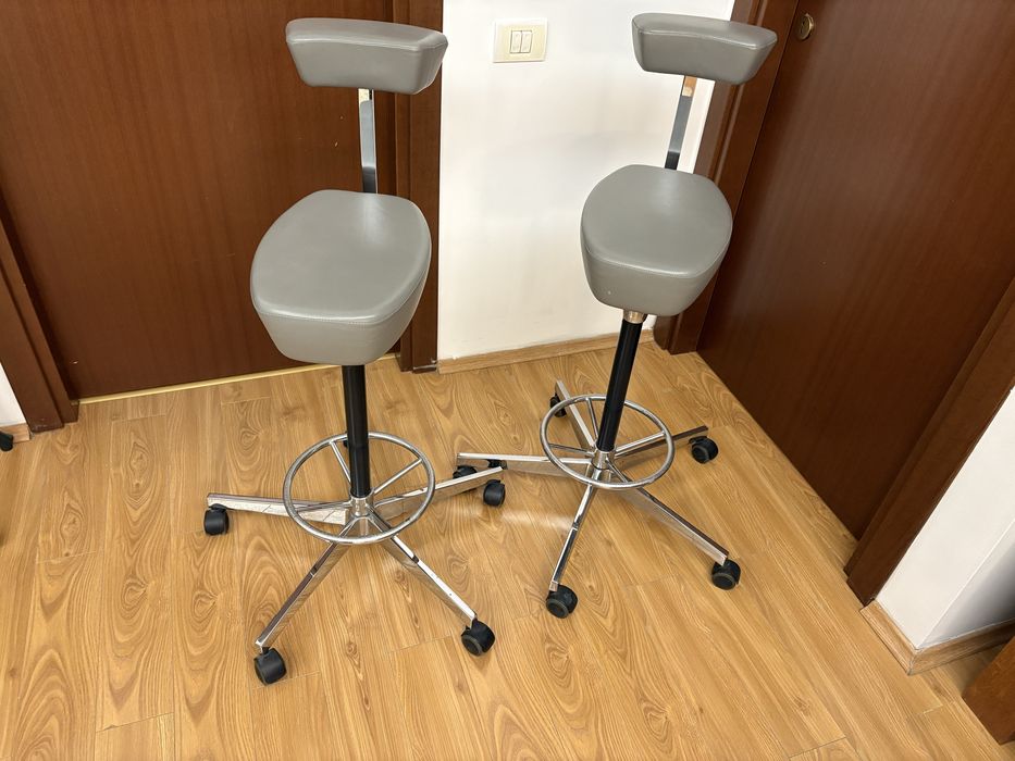 Vand 2 scaune de bar