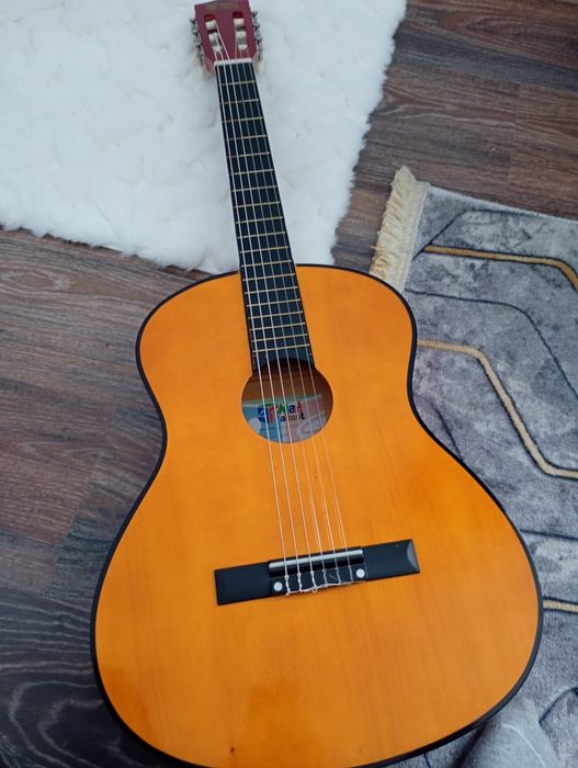 Vand chitara acustică