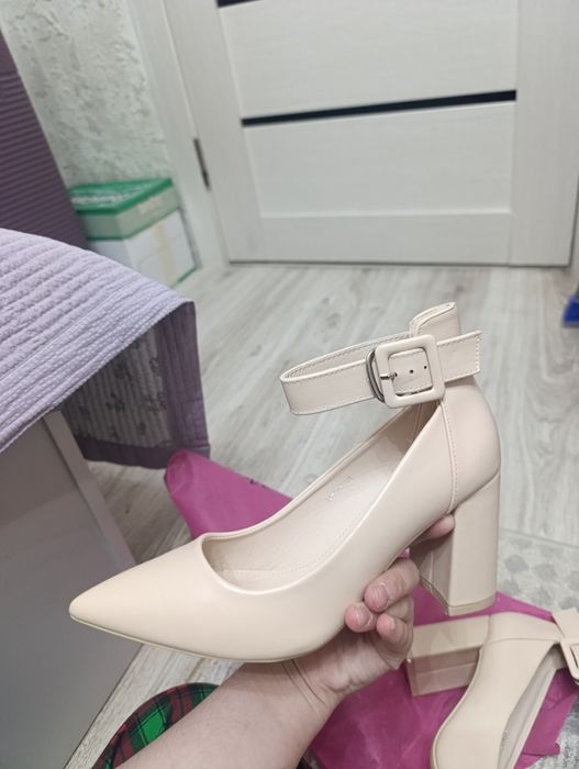 Туфли бежевые 2 пары