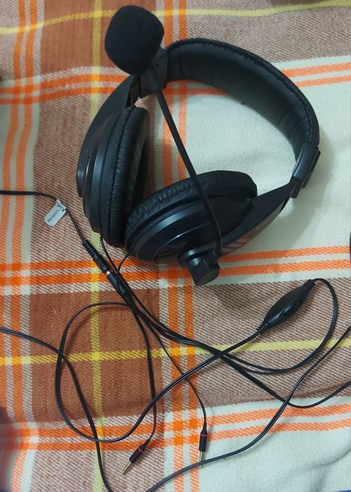 Наушники с микрофоном почти новые