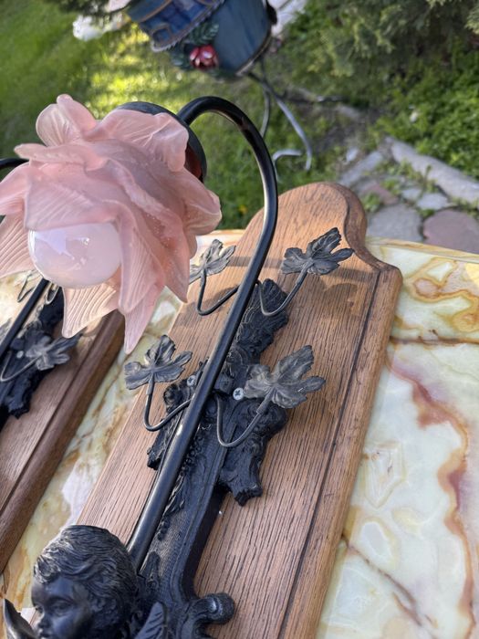 Doua aplice din polirasina pe suport din lemn