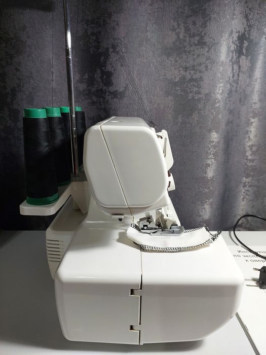 Оверлок б/у  рабочий