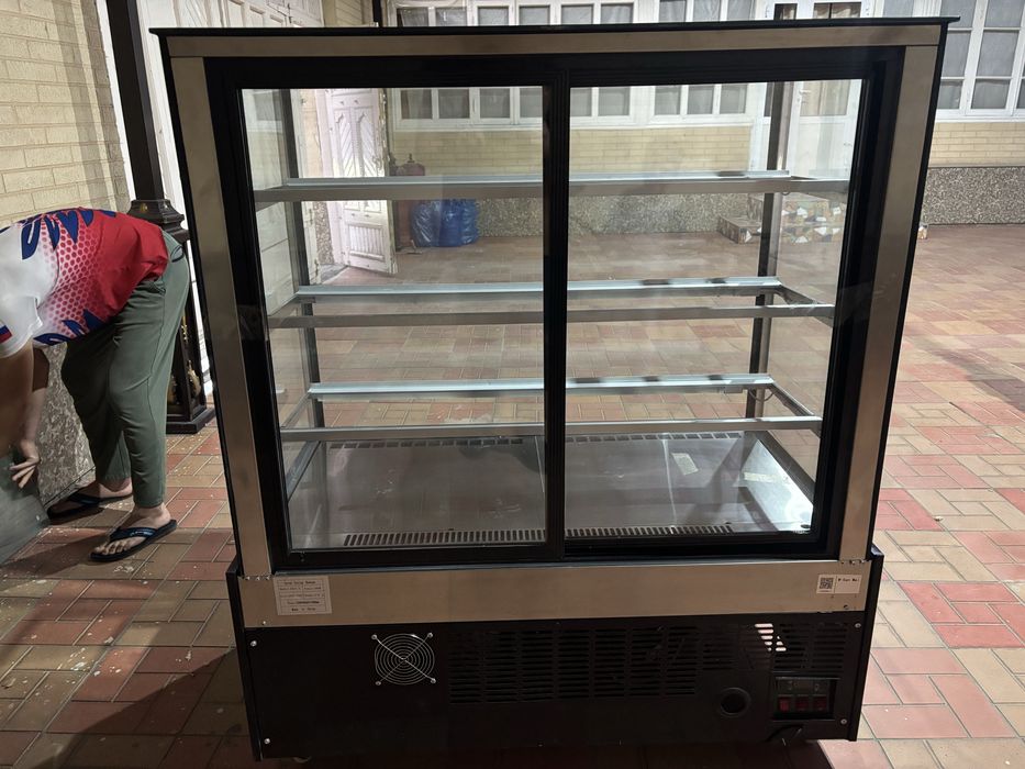 Vitrina xaladennik deyarlik yangi