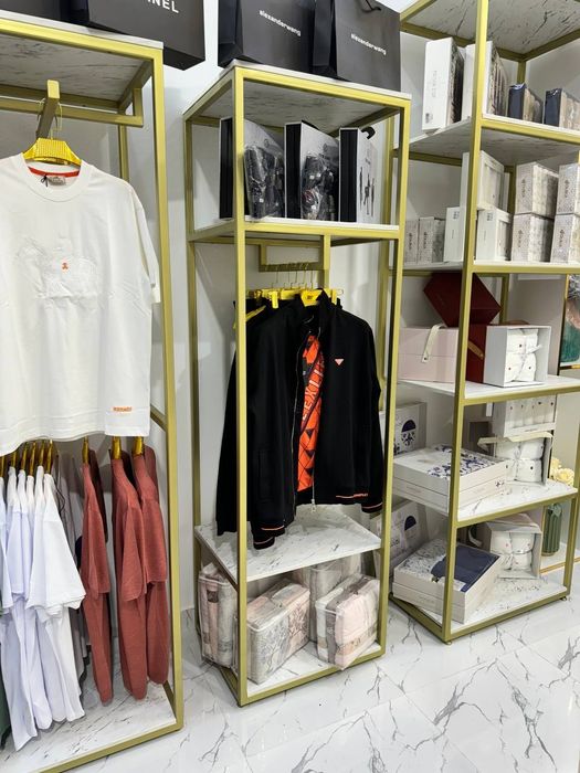 Вешалка, полки, оборудование для магазинов одежды.