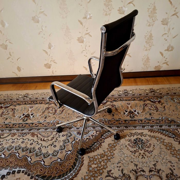 Офисное кресло на металлическом основе
