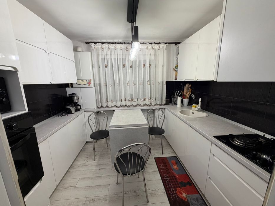 Vând apartament 3 camere in Berca