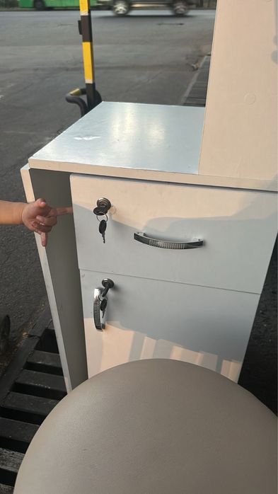 Продам маникюрный стол