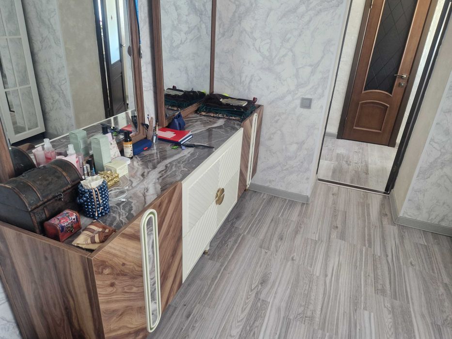 Продам шкаф,трюмо в отличном состояние