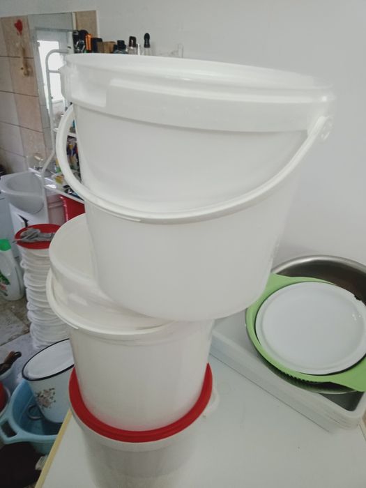 Găleți de plastic cu capac