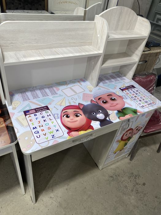 Bolalar uchun yozuv stoli sevimli qahramonlar bilan