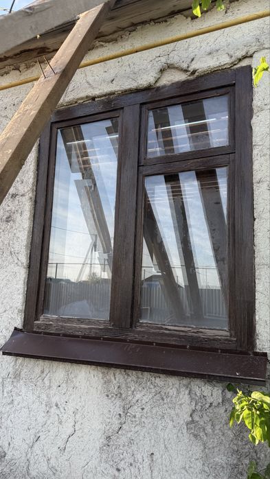 Деревянное окно с рамой