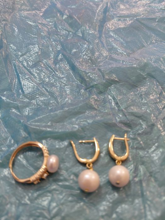 Продам серьги и кольцо из  серебра