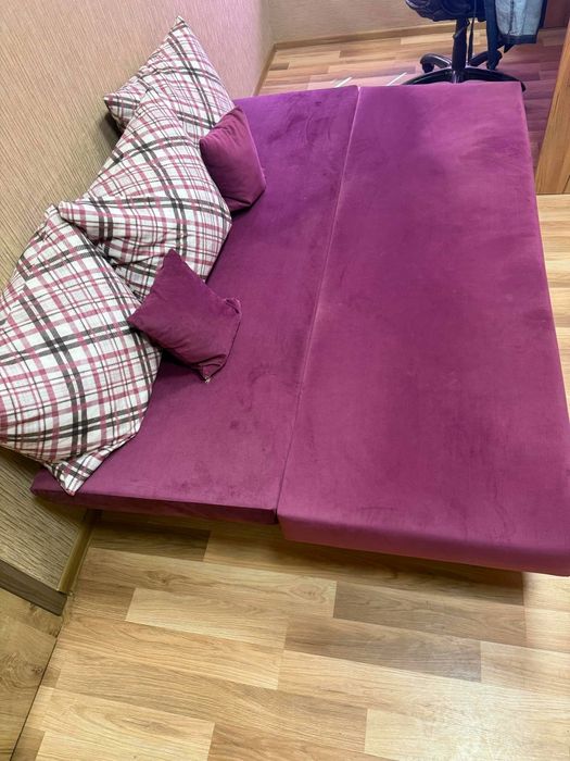 Луксозен разтегателен диван с възглавнички