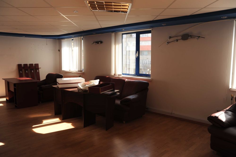 Inchiriere cladire spatiu comercial+hale