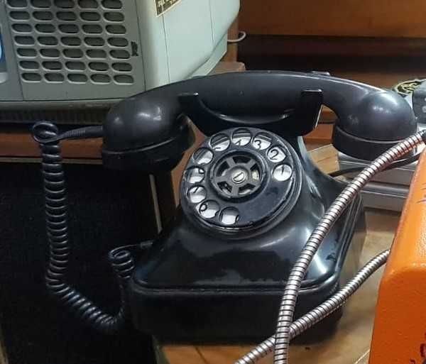 Telefon romanesc vechi ebonita cu rotita Decor Vintage Retro Made in Romania