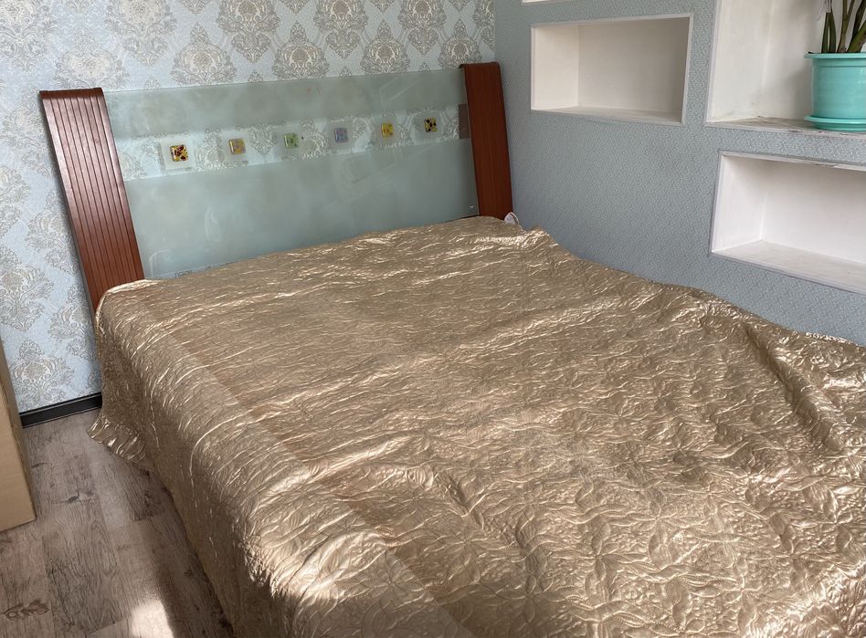 Продам кровать с матрасом