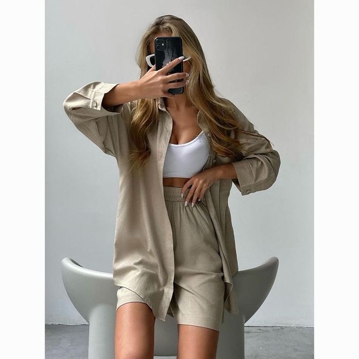 Костюмы новые продам