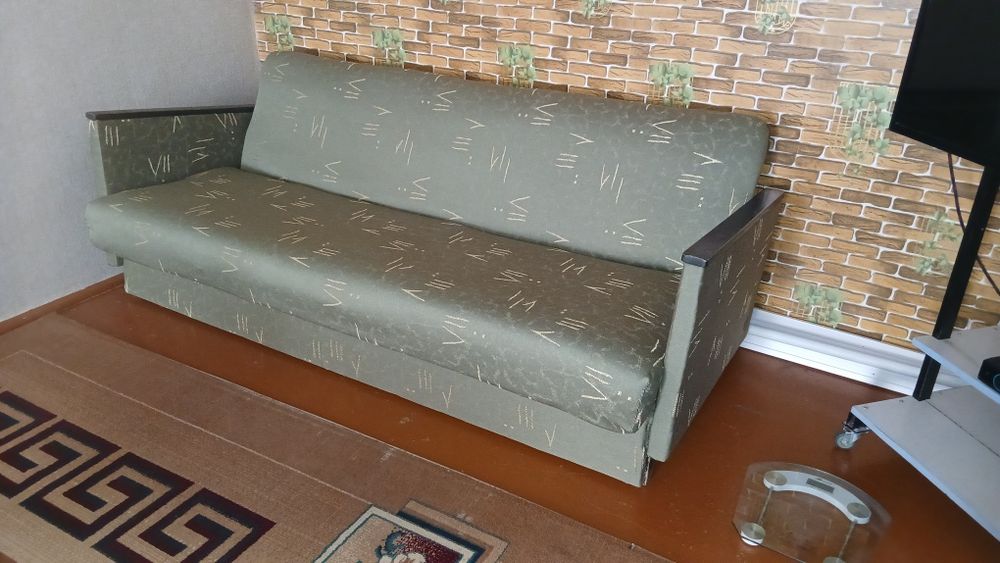 Продам 2 раскладных дивана и 2 кресла