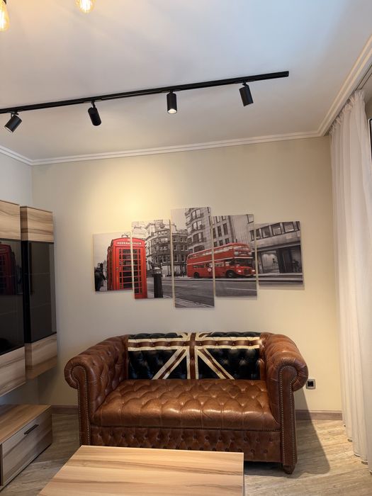 Кожаный диван для гостиной