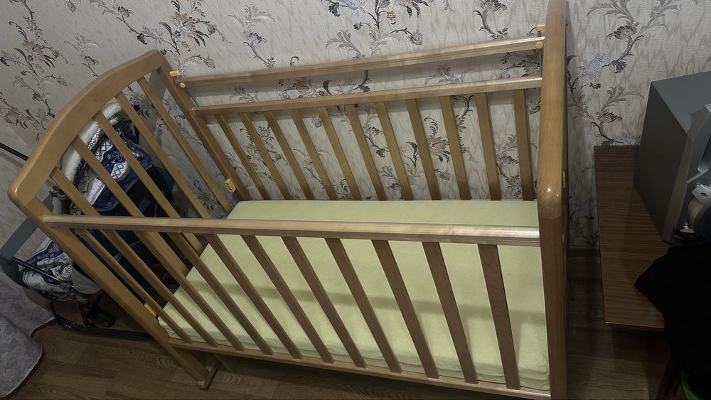 Кровать-манеж с матрасом.