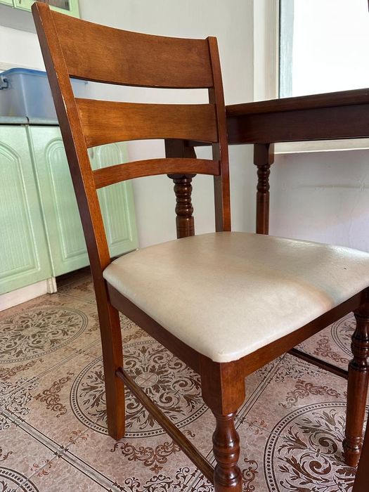 Стол  и стулья  для кухни