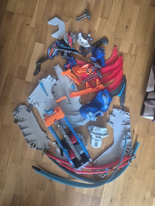 Set de joaca Zuru Metal Machines Gorilla Rampage, cale de rulare pe trei niveluri cu lift si carucior