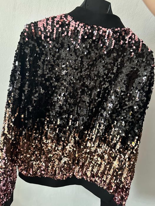 Яке - бомбър с пайети