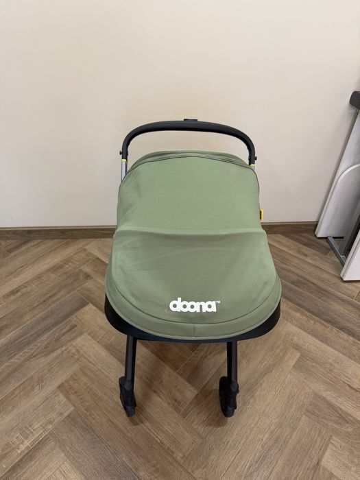 Doona автокресло коляска. Зеленого цвета