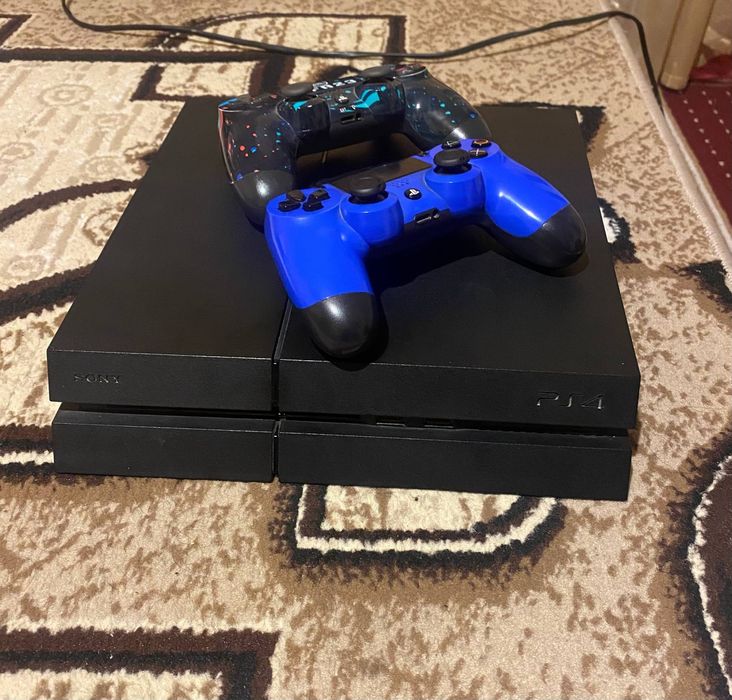 PlayStation 4 на хорошем состояние