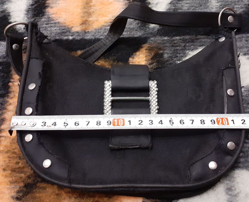 Малка черна чанта