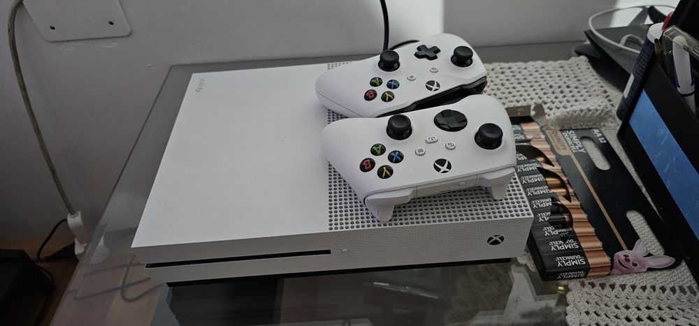Vând  x box one s  1tb  slim