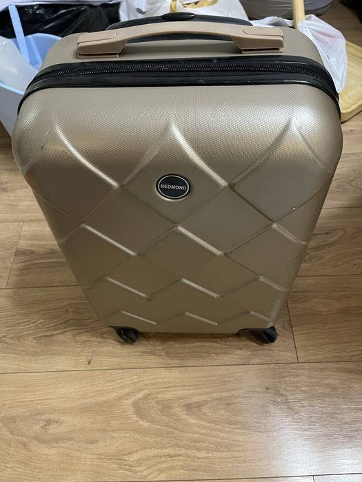 Отдам даром посуду и чемодан