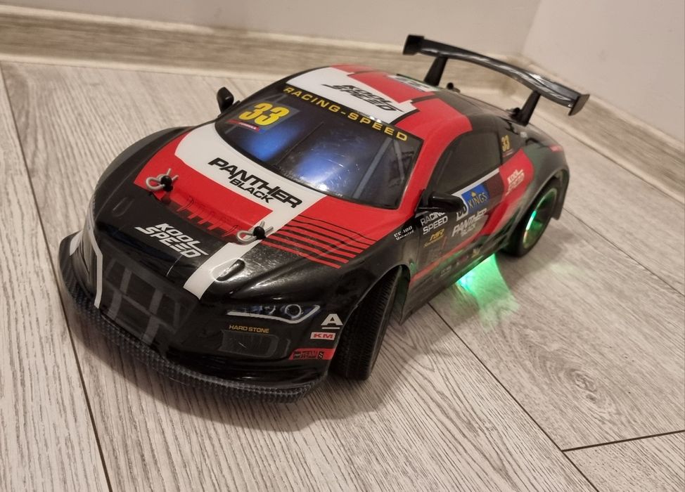 Masinuta cu telecomanda wireless, in stare foarte buna.