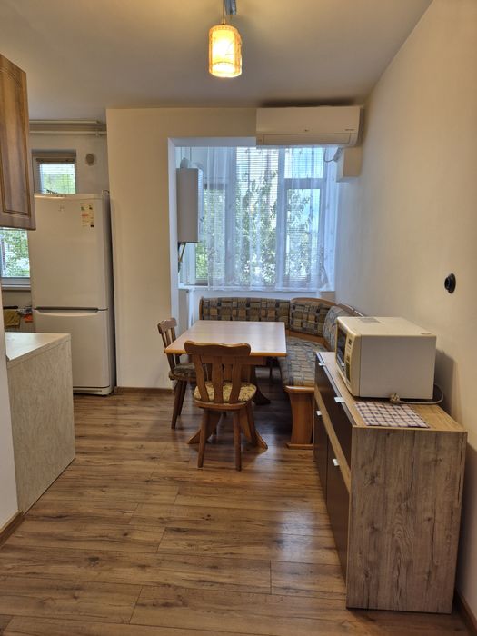 Închiriez apartament cu 4 camere zona Facultăți de litere