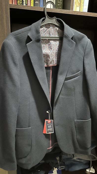 Продавам неупотребявано мъжко сако “Lazarini”