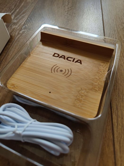 Cadoul perfect: încărcător wireless gravat Dacia, cu ramă foto integrată